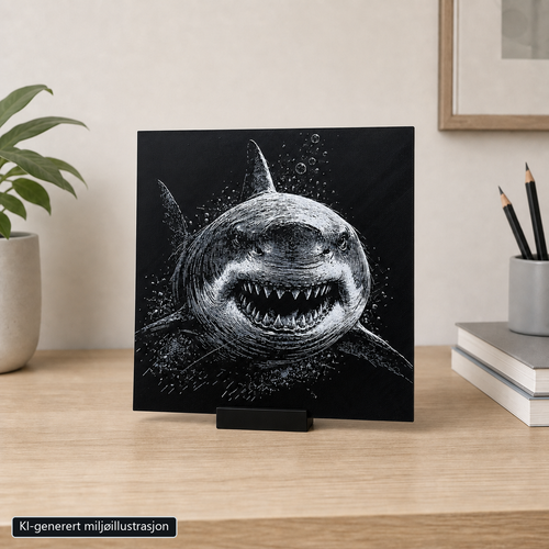 Rammeløst 20 × 20 cm motivbilde i 6 cm bredt svart bordstativ. KI-generert miljøillustrasjon.