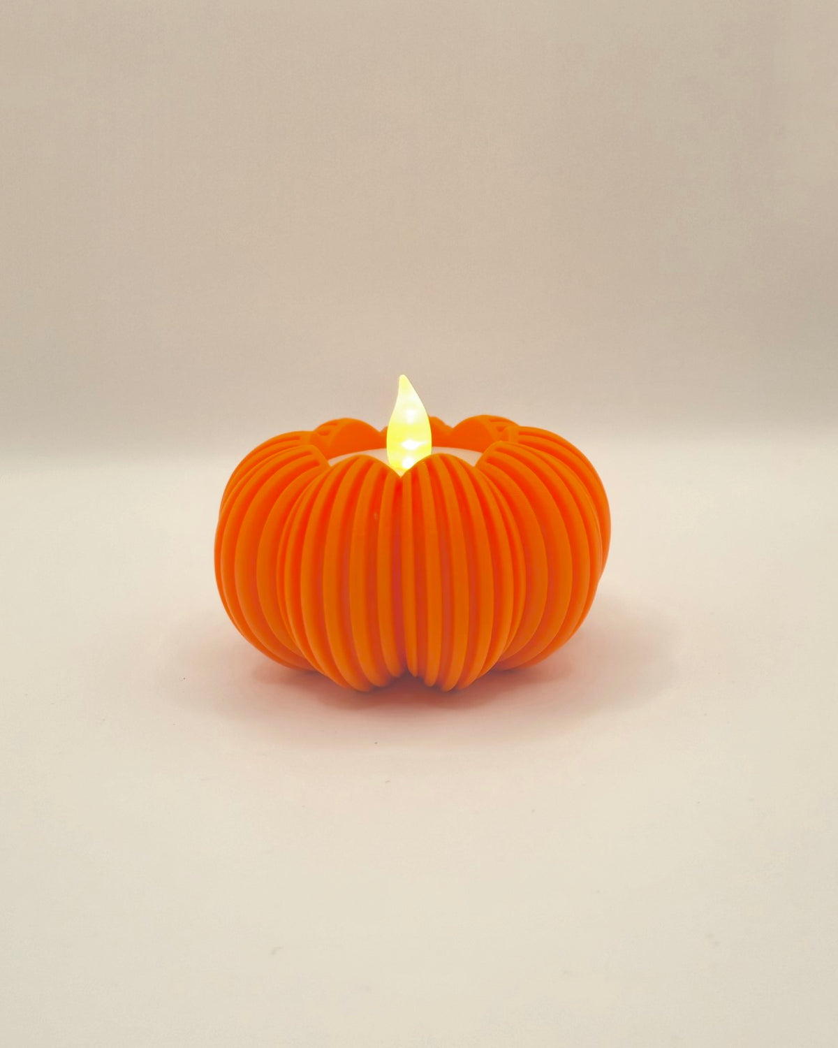 3D-printet oransje Halloween-gresskar med LED-lys
