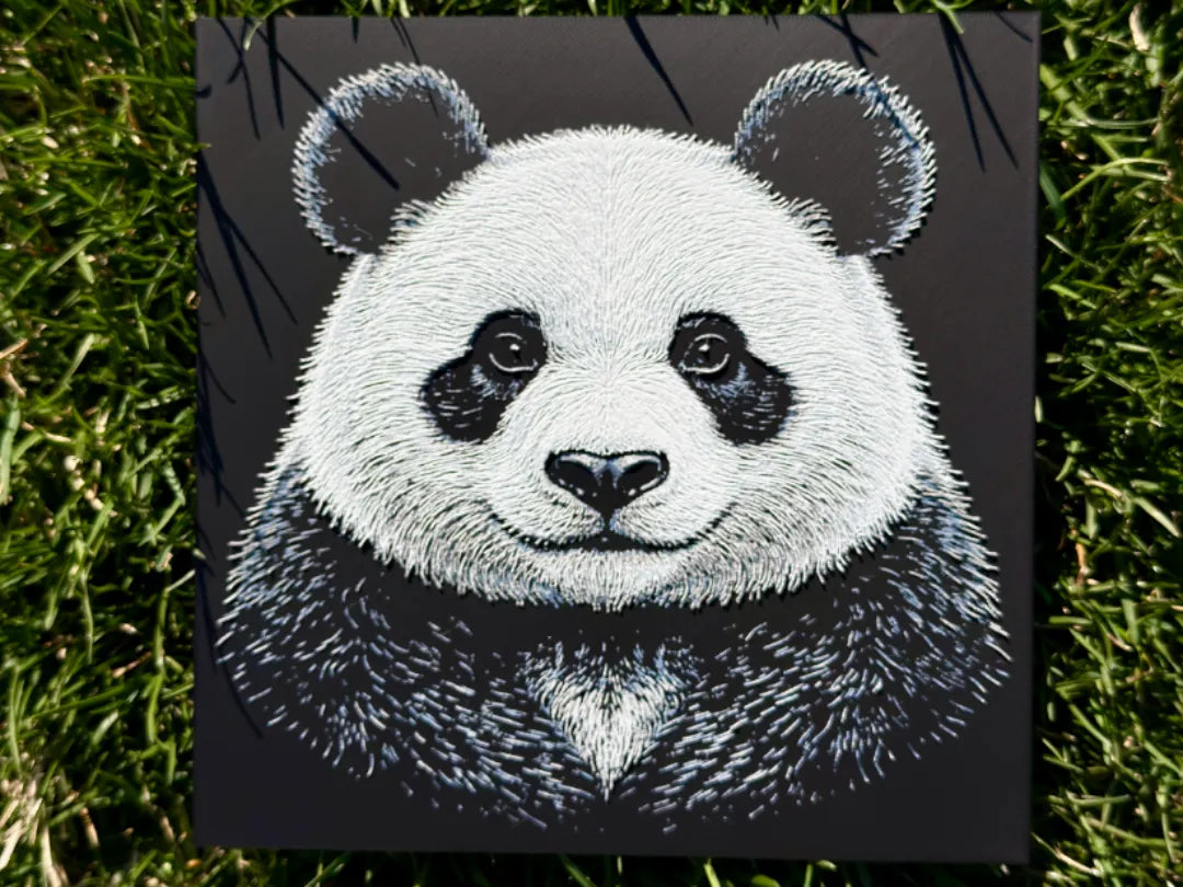 Panda – 3D-printet HueForge-bilde flatt på underlag