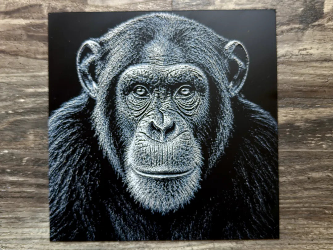 Sjimpanse – 3D-printet HueForge-bilde flatt på arbeidsbenk
