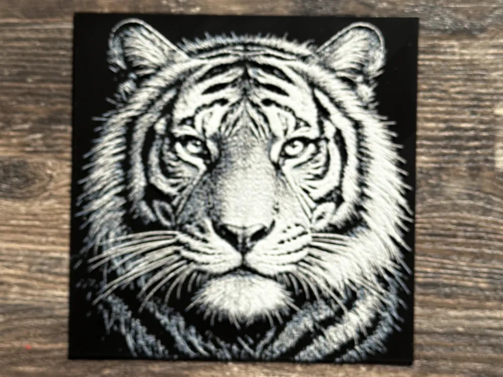 Tiger – 3D-printet HueForge-bilde flatt på underlag