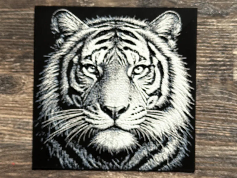 Tiger – 3D-printet HueForge-bilde flatt på underlag